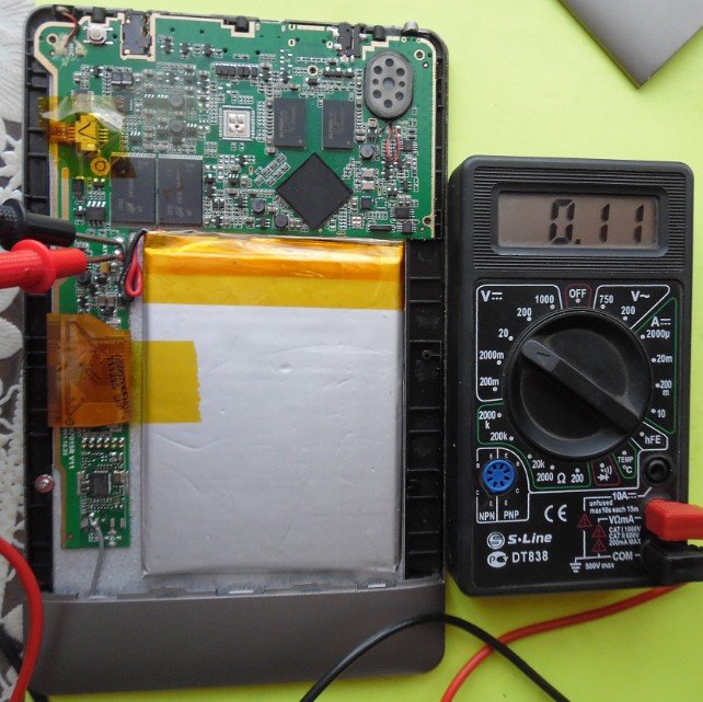 We meten de batterij met een multimeter.