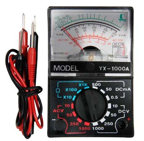 We controleren de batterij met een multimeter.
