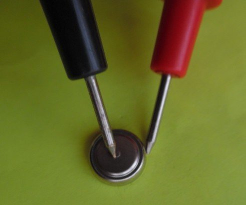 Het meten van een horlogebatterij met een multimeter