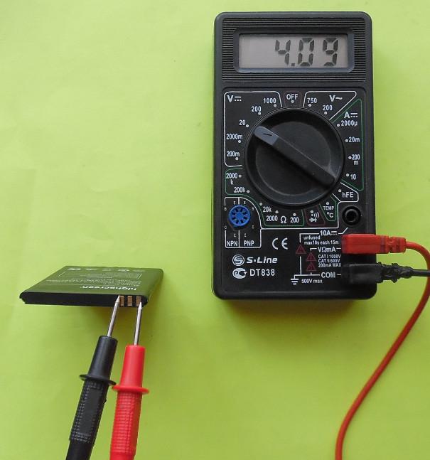 Hoe test je een telefoonbatterij met een multimeter?