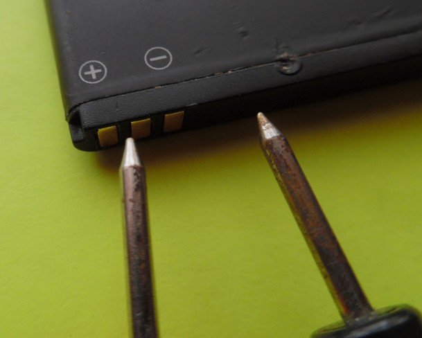 We verbinden de sondes met de contactpunten.