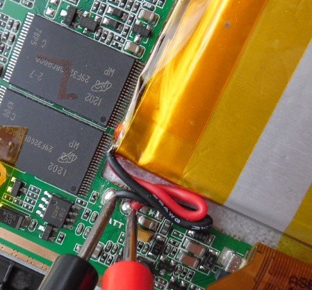 We laten het tegen de contactpunten leunen.