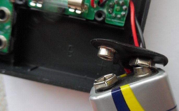 We sluiten de batterij aan op de contactpunten.