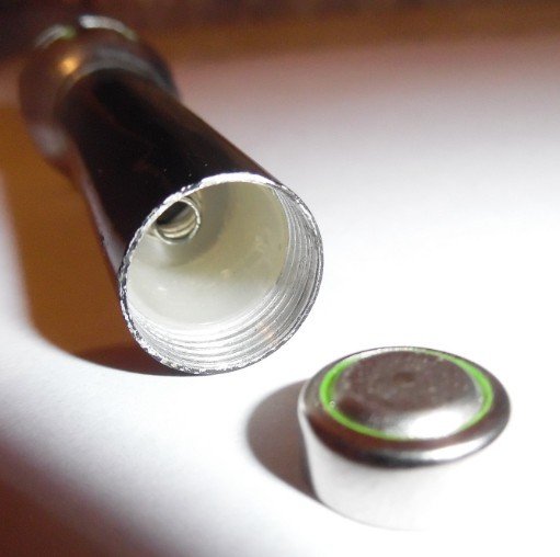 Plaats de batterij in de zaklamp.