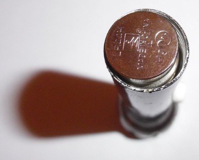 miniatuurbatterijen in een zaklamp