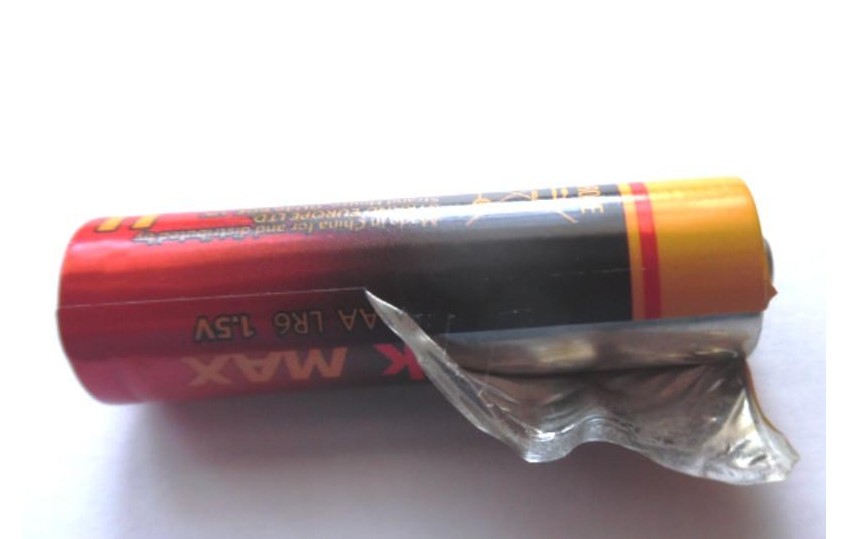 วิธีการถอดแบตเตอรี่ AA ทำอย่างไร? ลอกฟิล์มออก