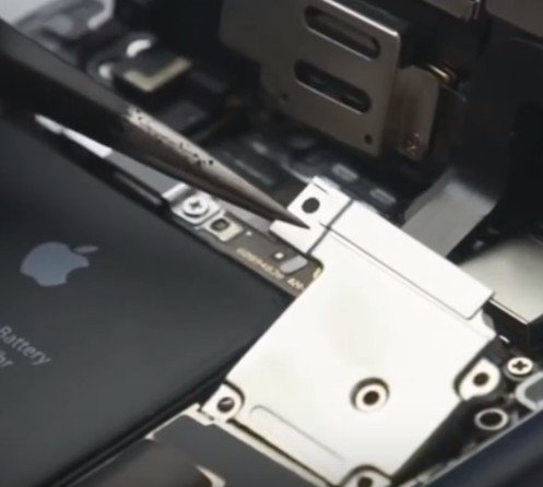 เราใช้แหนบดึงแผ่นโลหะออก