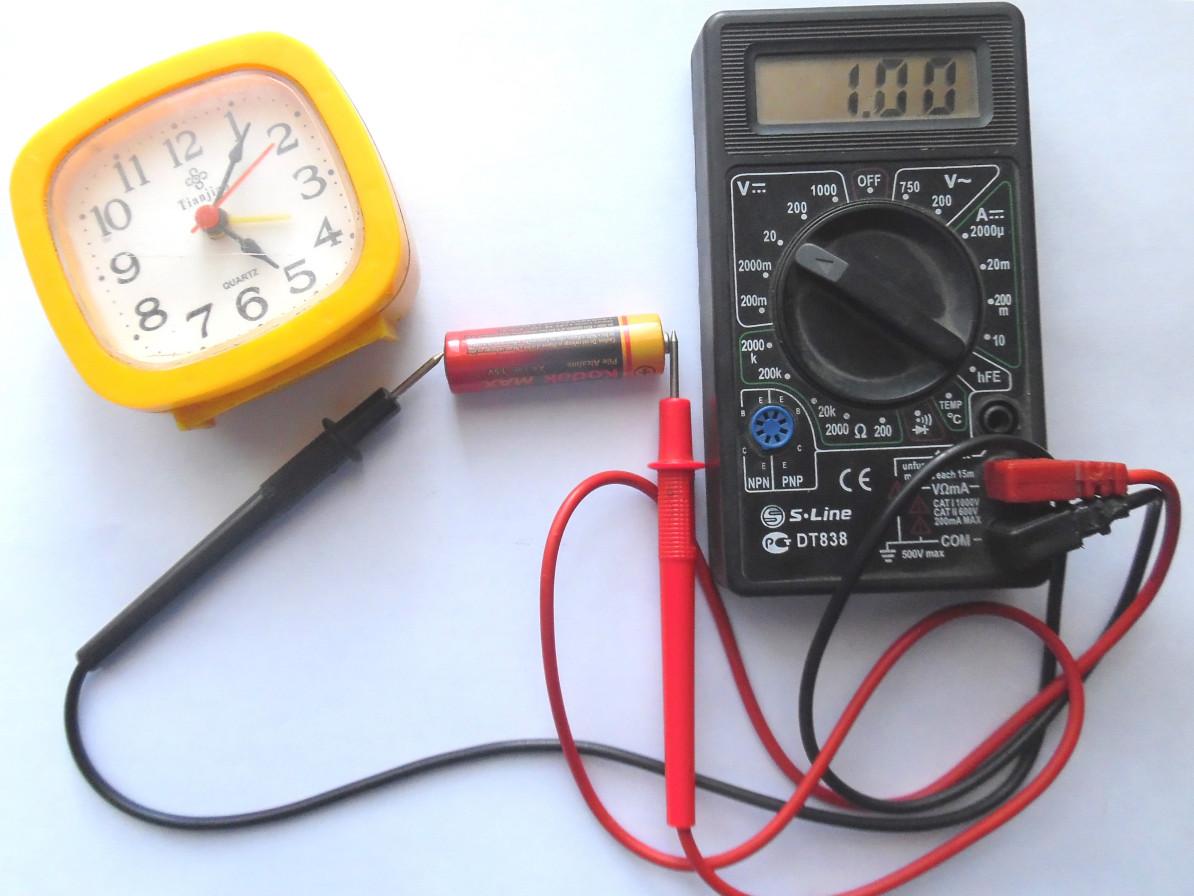 Cách tháo rời pin AA