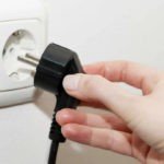 แบตเตอรี่เมนบอร์ดและการเปลี่ยนแบตเตอรี่ ถอดปลั๊กคอมพิวเตอร์ออกจากเต้ารับ