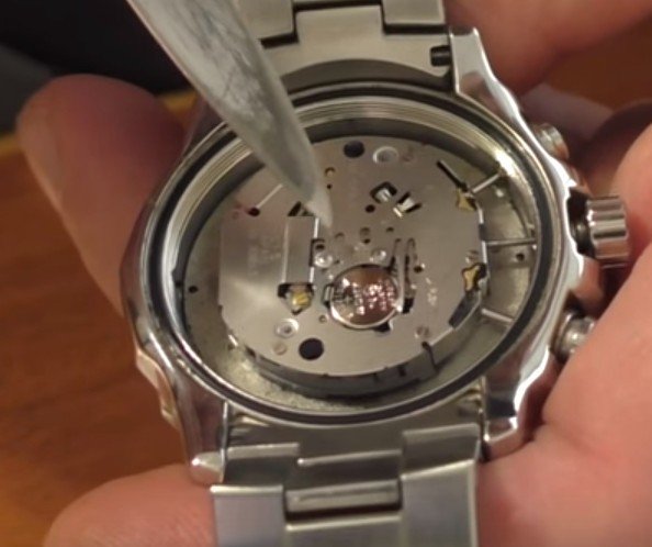 ใช้มีดถอดแบตเตอรี่ออก