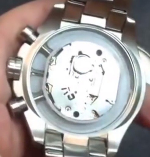 เรากำลังเปลี่ยนแบตเตอรี่ในรถ Fossil ครับ