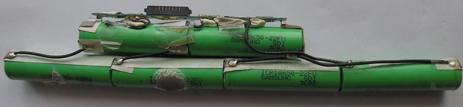 Chúng tôi tạo ra pin từ các tế bào lithium-ion.