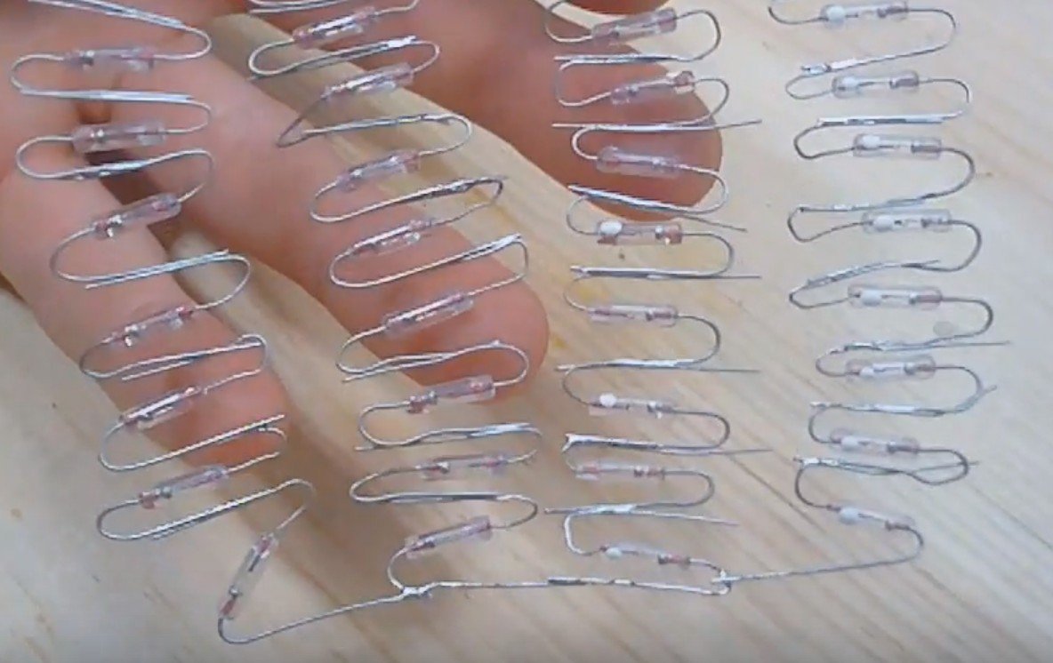 We solderen radio-elementen in serie.