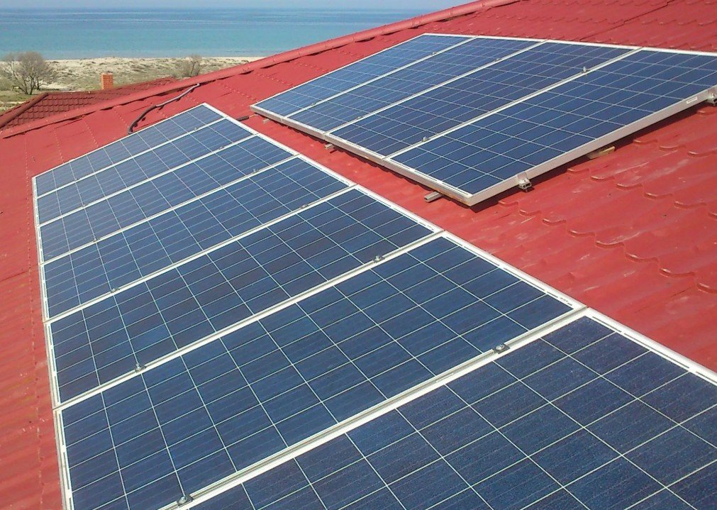 แผงโซลาร์เซลล์บนหลังคา