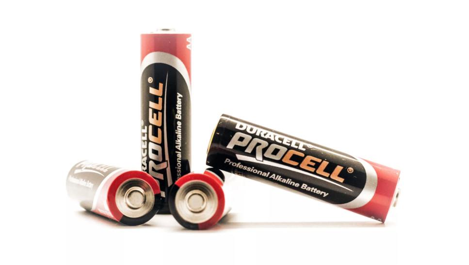 Hoe bepaal je de polariteit van een batterij? Hoe bepaal je de polariteit van een batterij?